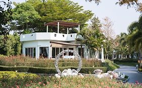 Villa Reina Resort
